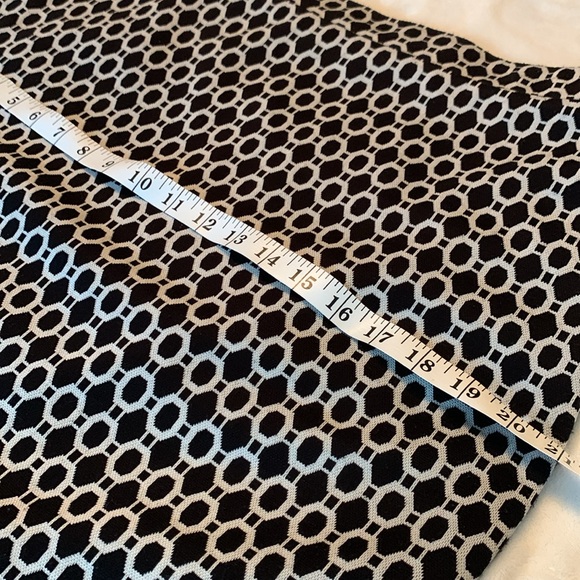 Women’s skirt, black and white classic pattern. - Picture 4 of 7